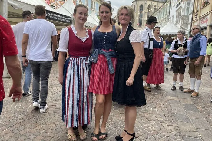 Lilo - im langen Dirndl, Theresa - im gerade wieder sehr beliebten Kärntner Dirndl und Simone mit Spitzenbluse. Alle drei haben alle ihren ganz eigenen Stil.