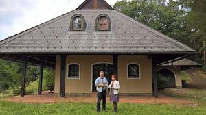 Bürgermeister Schirnhofer mit Masopust vor dem Landhaus