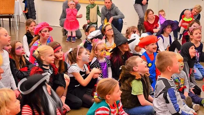 Aufmerksam verfolgen die Kinder Clown Giggos Zaubertricks beim Kinder-Maskenball in Gmünd