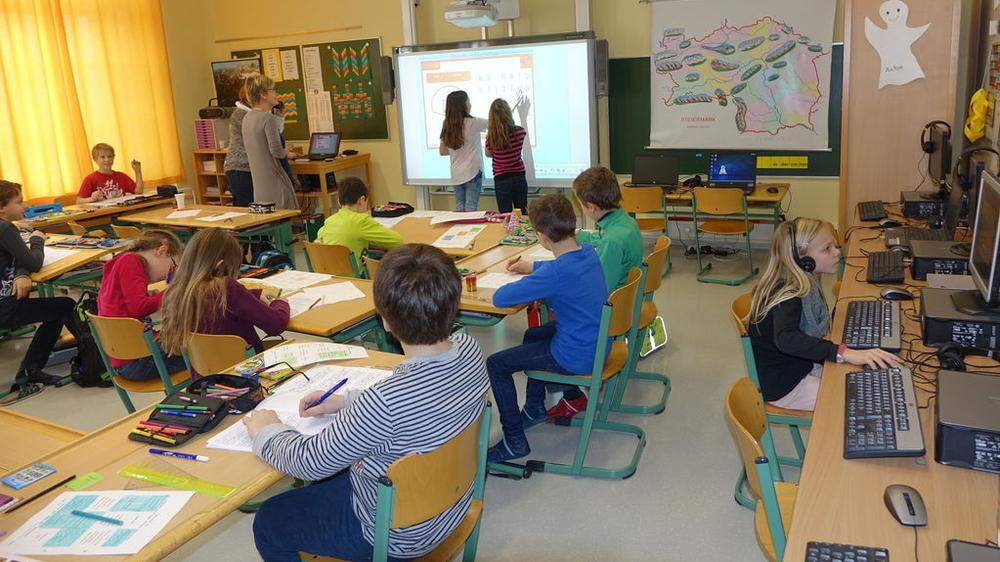 Alltag an der Volksschule in Gutenberg- Stenzengreith: Die Arbeit mit Büchern, PC und Smartboard geht Hand in Hand
