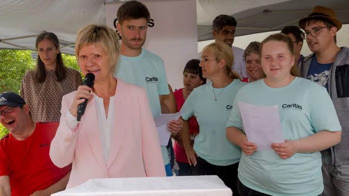 Caritas-Gebietsleiterin Erna Petek hieß die Besucherinnen und Besucher bei der Eröffnungsfeier des Hauses Klemens in Maria Elend willkommen.
