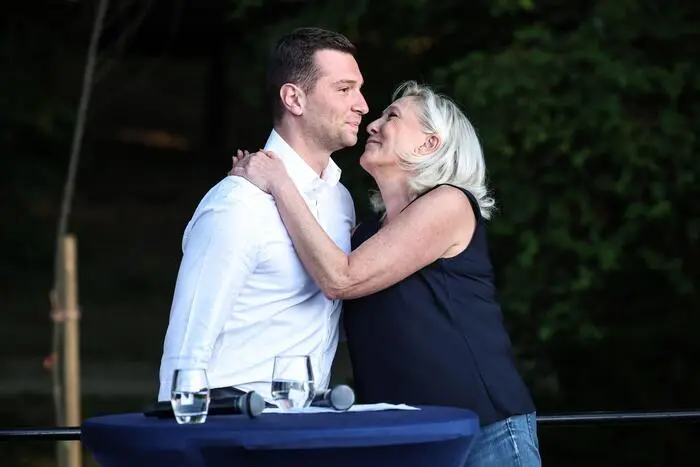 Le Pen spart nicht mit Lob für den 30-jährigen Parteichef Bardella
