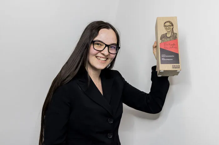 Siegerin in der Kategorie "Starke Persönlichkeiten" wurde Lena Woschitz, die aus Protest gegen die geplante Fällung so oft sie Zeit hatte auf einem 50 Jahre alten Trompetenbaum am Heuplatz saß.