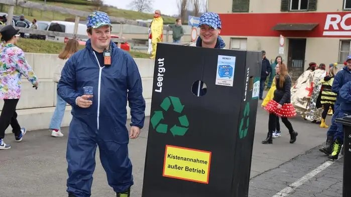 Landsknechte, Leergutautomaten und Bienen – die Kostüme der Gnaserinnen und Gnaser beim traditionellen Faschingsumzug sorgten für eine heitere Stimmung bei den Zusehenden und Verkleideten