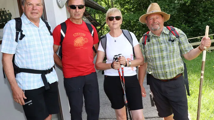 Andreas Lederer (2.v. Links) und Elisabeth Sickl-Petautschnig sind vom Anfang an jedes Jahr bereits dabei! Am Foto mit dem Obmann v. Kärntner Bildungswerk Peter Fercher (Links) und dem Zehnmarterl-Organisator Willi Modritsch (Rechts).