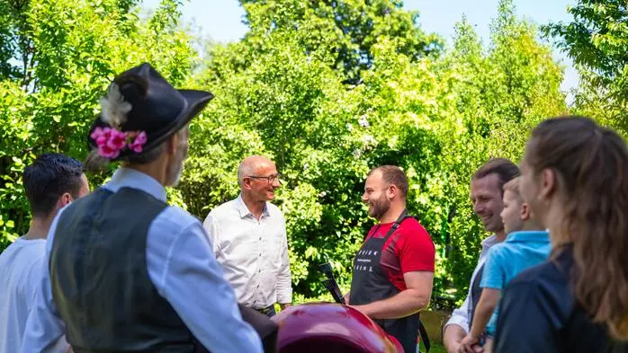 Leute reden miteinander im Freien