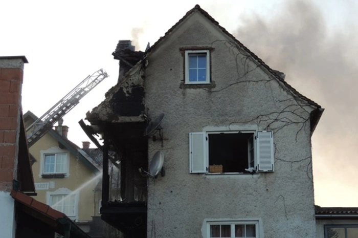 170 Feuerwehrleute von acht Feuerwehren waren in der Nacht auf Sonntag stundenlang im Einsatz, ehe endlich "Brand aus" gerufen werden konnte.