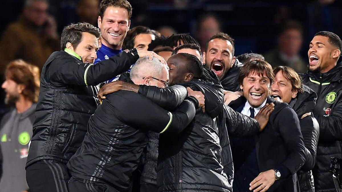 Chelsea-Coach Antonio Conte feiert mit den Spielern den Titel