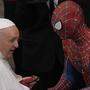 Als Geschenk bekam Papst Franziskus eine Superhelden-Maske
