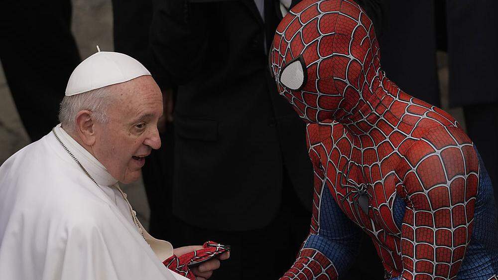 Als Geschenk bekam Papst Franziskus eine Superhelden-Maske
