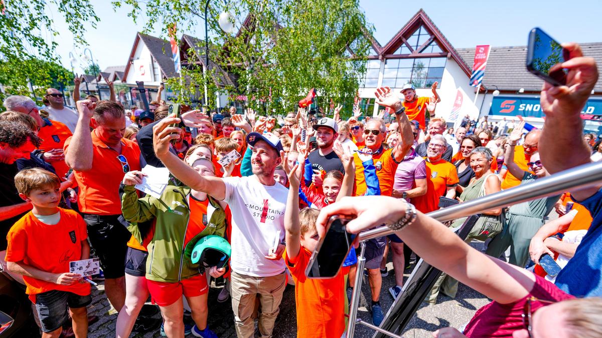 An dieses Bild muss man sich als Österreicher erst gewöhnen: Marcel Hirscher inmitten von niederländischen Fans