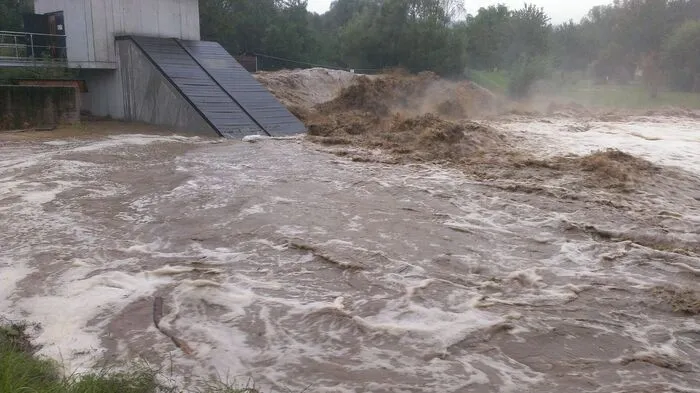 Vermurte und unterspülte Straßen, überflutete Keller, verstopfte Kanäle und Bäche, welche über die Ufer traten, sorgten für mehr als 80 Einsätze.