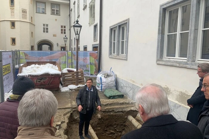 Grabungsleiter Mele erklärt die Fundstellen aus der Bronzezeit im Burghof.