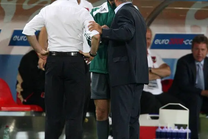 Unvergessen die Szene mit Josef Hickersberger, als beide Trainer in der Gruppenphase der EM auf die Tribüne mussten.