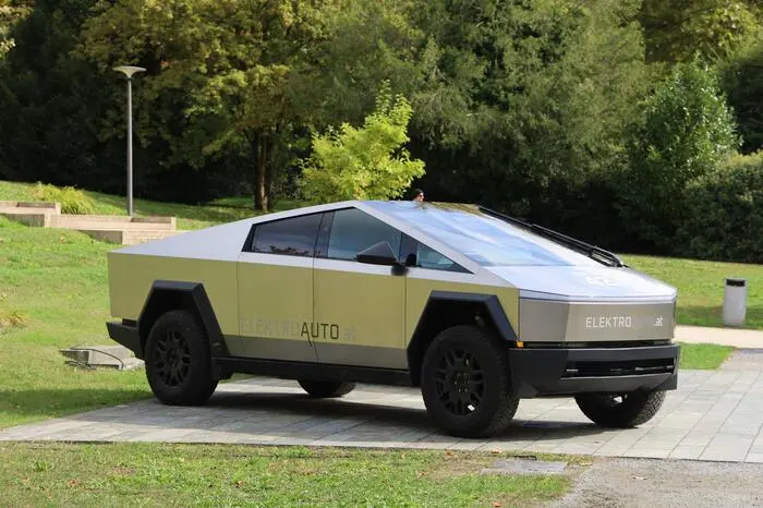 Obwohl jedes der Tesla Modelle das Interesse der Zuschauer weckte, war das absolute Highlight der Cybertruck „Stainless Pearl“, der wegen seiner einzigartigen Karosserieform auch Piratenschiff genannt wird 