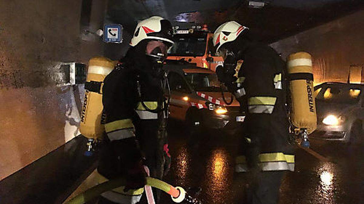 Bild von der Großübung der Feuerwehren im Katschbergtunnel 2017. Heute wurde der damalige Annahmefall zum Ernstfall