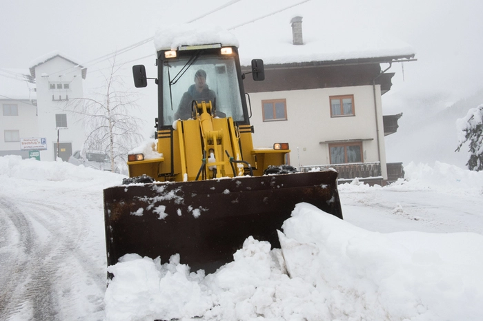 Kein Spaß, der Schnee ist nass und schwer.