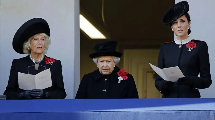 Das offizielle Großbritannien gedachte am Sonntag den Opfern des Weltkrieges. Queen Elizabeth nahm an der Zeremonie teil, bei der 10.000 Kränze niedergelegt wurden.