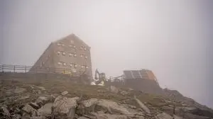 Eine Hütte in den Bergen in Osttirol | In der Prager Hütte mussten die Soldaten nach ihrer herausfordernden Tour unplanmäßig übernachten (Archivfoto)