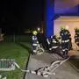 Die Feuerwehr vor einem Haus | Die FF Althofen rückte Dienstag kurz vor Mitternacht zu einem Mehrparteienhaus aus  