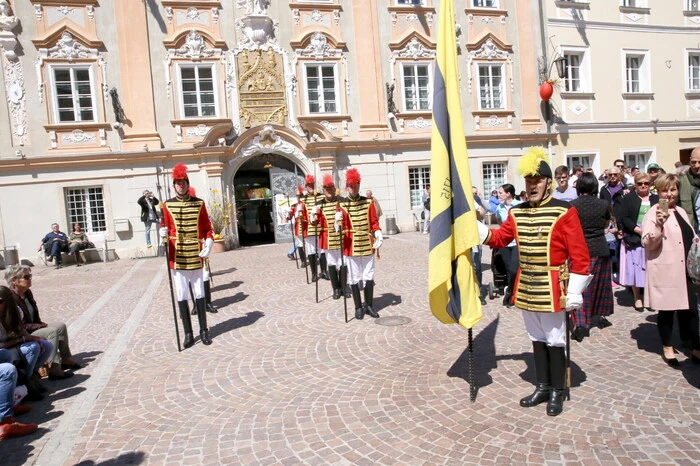 Übrigens: Zur Verschönerung der Feierlichkeiten mit Dechant Rudolf Pacher trugen die Bürgerliche Trabantengarde (Hauptmann Andreas Ellersdorfer), ... 