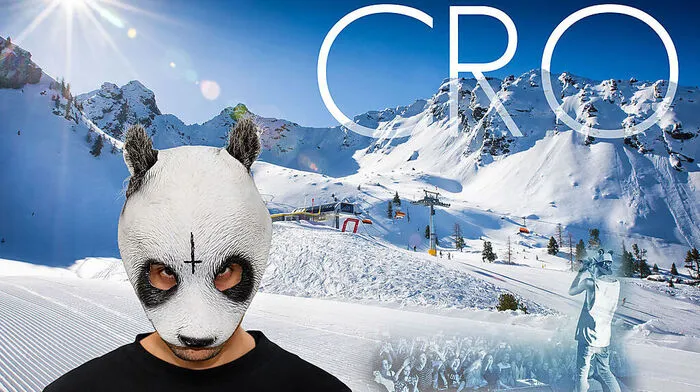 Der deutsche Rapper Cro ist auf der Bühne in seinem Element – sein Markenzeichen: eine Panda-Maske