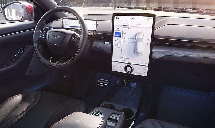 Der zentrale Touchscreen erinnert an Tesla