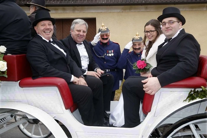 Das Brautpaar Anja Hafner und Michael Strobl in Begleitung seiner beiden Beistände Bürgermeister Werner Gutzwar und Vizebürgermeister Johann Rath...