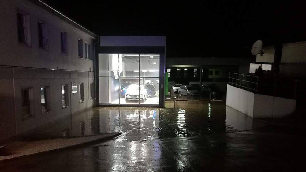 Überschwemmung auf dem Gelände eines Autohauses in St. Peter-Freienstein