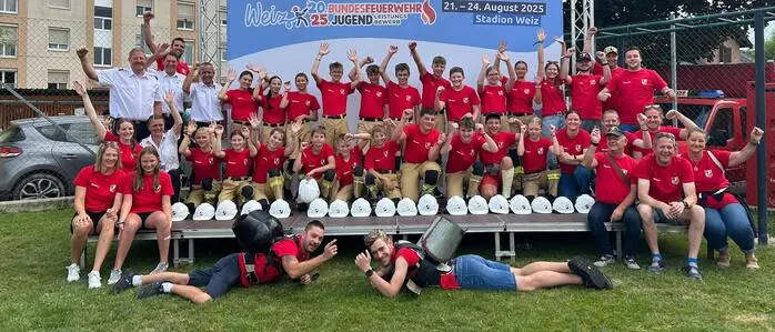 Feuerwehrjugendgruppen aus Osttirol mit den Betreuern, Bezirks- und Landesfunktionären und den Schlachtenbummlern