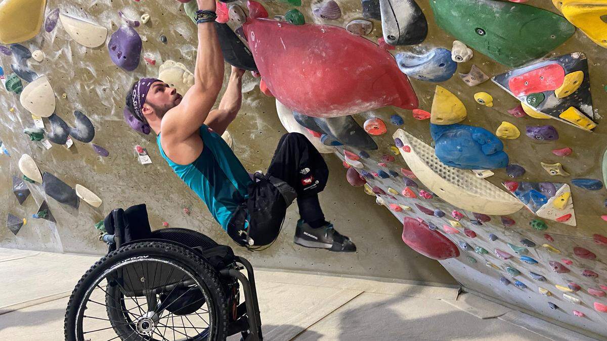 Angelino Zeller beim Training in der Boulderhalle