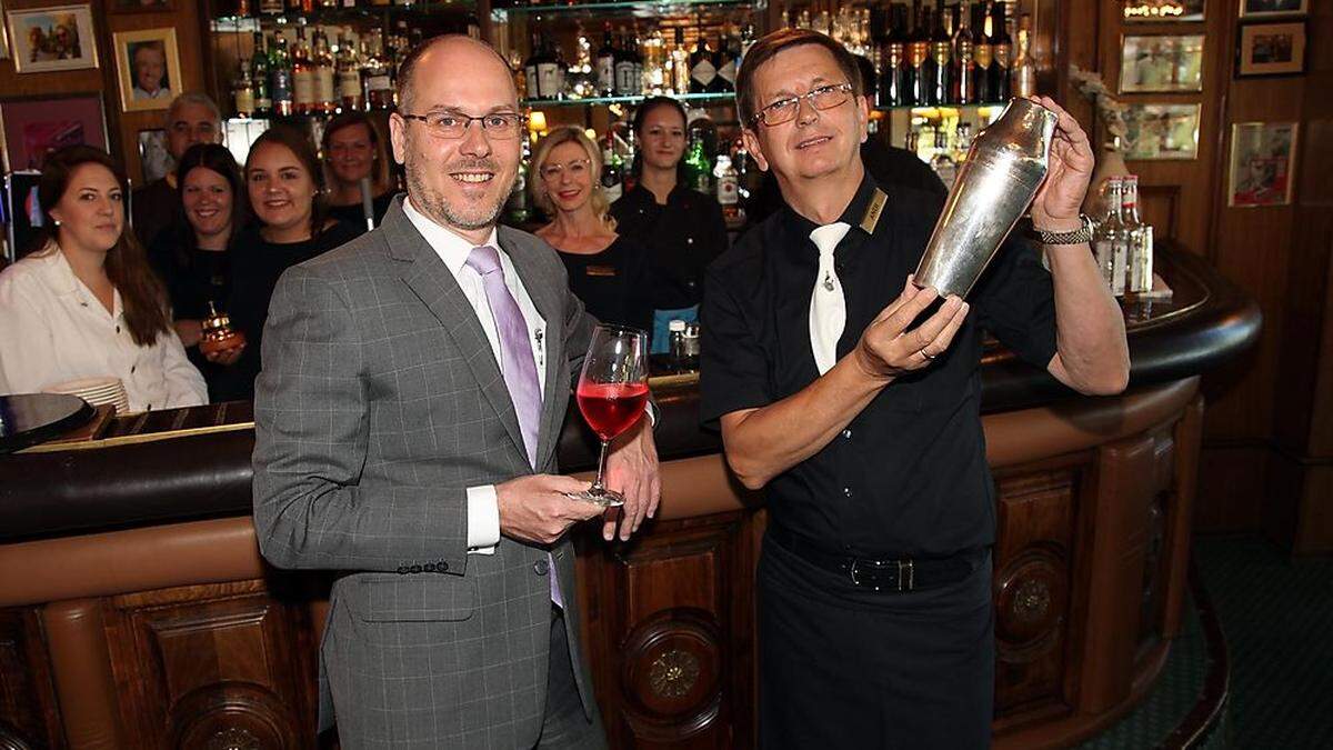 Der rührige Hoteldirektor Roland Heitzeneder (rechts) mit Barchef Andreas Apounik, der die 30. Saison im Parkhotel Pörtschach tätig ist: „Gäste kommen wegen Mitarbeitern&quot;