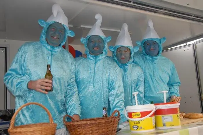 Mitten im Faschingszug waren, wie es der Brauch vorschreibt, die Waldteufeln und die Habergeiß, die das 27 Meter lange Holzbloch bewachten und begleiteten.