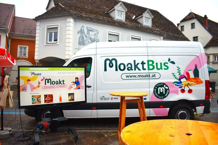 Auch der "MoaktBus" wurde vorgestellt - er wird in Zukunft die regionalen Schmankerln zu den Kunden und Kundinnen nachhause fahren.