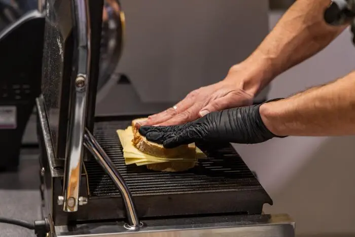 Mit Butterschmalz kommt der Alpe-Adria-Asia-Käsetoast ab in den Kontaktgrill.