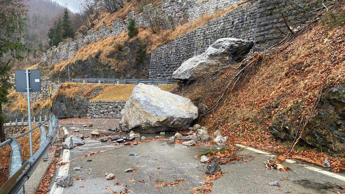 Massive Schäden nach einem Felssturz auf der Plöckenpass-Straße auf italienischer Seite