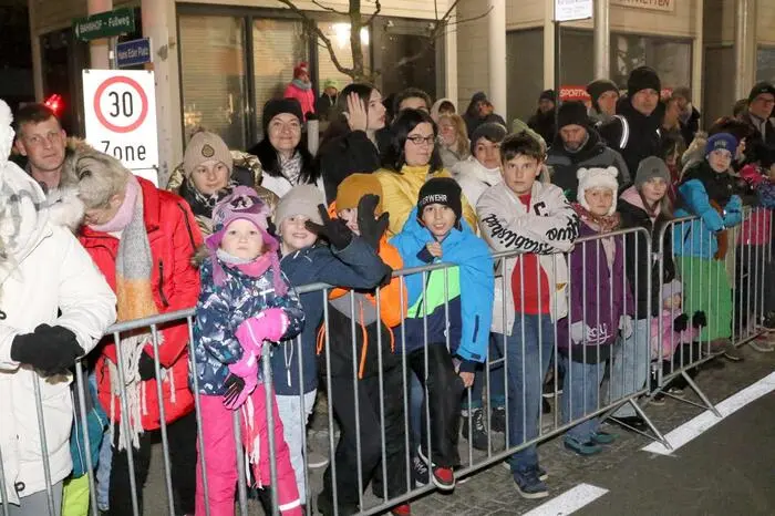 Hunderte Schaulustige aus dem ganzen Bezirk und darüber hinaus ließen sich dieses Spektakel im Stadtzentrum nicht entgehen.