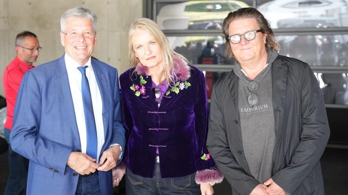 Landeshauptmann Peter Kaiser mit Tatjana und Jens August.