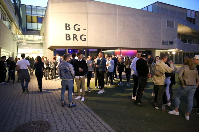 Unter dem Motto „Rock around the Clock“ lud das Bundesgymnasium/Bundesrealgymnasium (BG/BRG) St. Veit zum Schülerkränzchen in das Schulzentrum der Herzogstadt. 