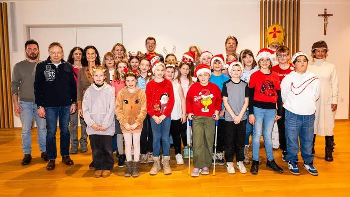 22 Schülerinnen und Schüler der Musik-Mittelschule Gerlitz, geleitet von Gudrun Kerschenbauer, brachten im Seniorenheim Menda in Hartberg einen musikalischen Vormittag mit Gedichten