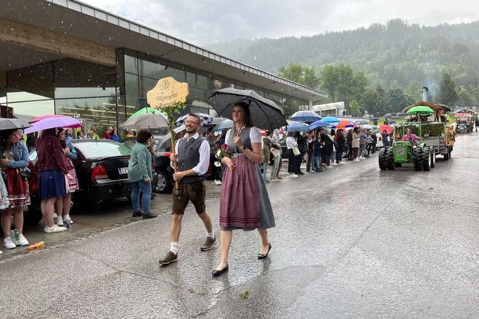 Die ursprüngliche Umzugsstrecke musste allerdings aufgrund des Regens etwas verkürzt werden. Doch das tat der Stimmung keinen Abbruch. Ganz im Gegenteil.
