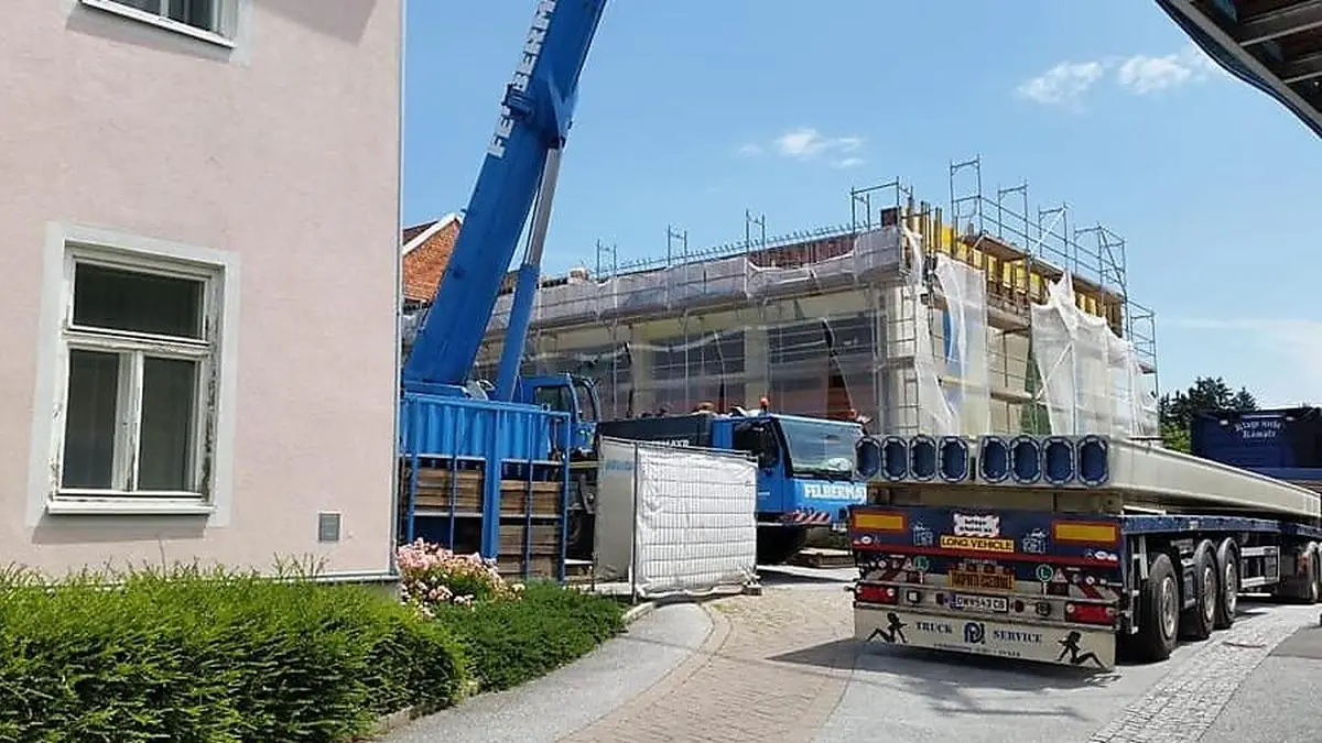 Am Sinabelkirchner Turnsaal wird schon mit Hochdruck gearbeitet