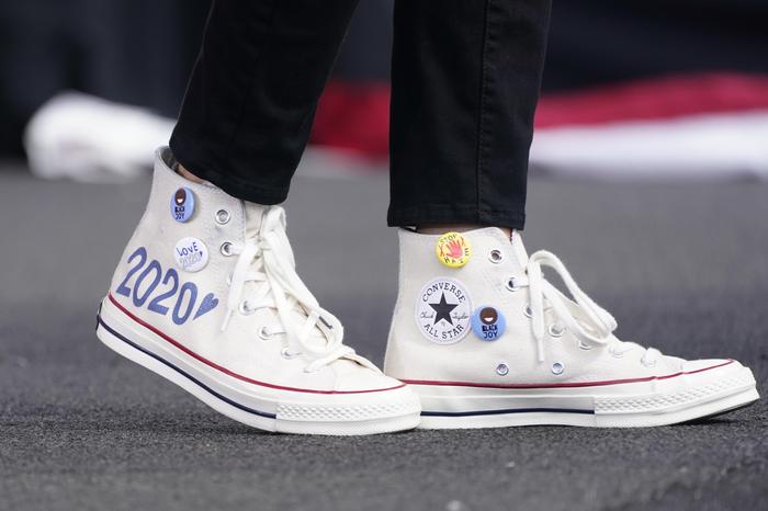 2020 in Converse, auf die sie Sticker steckte mit Aufschriften wie „Stop Hate“ oder „Black Joy“ 