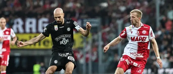 Christopher Cvetko (rechts) liefert sich im Derby mit Jon Gorenc Stankovic viele Zweikämpfe
