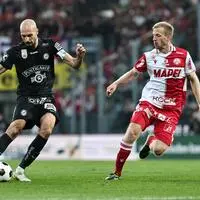 Christopher Cvetko (rechts) liefert sich im Derby mit Jon Gorenc Stankovic viele Zweikämpfe