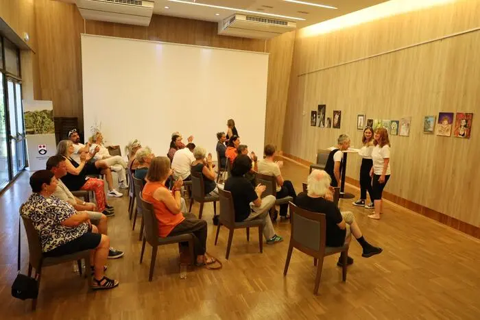 Großes Interesse bei der Eröffnung der Ausstellung „Elsternest“ im GÄZ Großklein: Zahlreiche Besucherinnen und Besucher ließen sich auf den Dialog zwischen Bildern und Texten ein