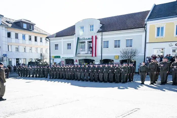 Besonders beeindruckend hallte die Gelöbnisformel „Ich gelobe…“ über den Hauptplatz. Militärkommandant Brigadier Heinz Zöllner bedankte sich für das Gelöbnis der Rekruten. „Ein größeres Gut gibt es nicht“, so Zöllner. Dem Festakt vorangegangen war die Waffen- und Geräteschau für die Bevölkerung. Beeindruckend war auch der Aufmarsch der 280 Soldatinnen und Soldaten. Sie stammen von vier Verbänden. 97 Rekruten stammen von Überwachungsgeschwader in Zeltweg, 82 vom ersten Versorgungsregiment in Gratkorn, 61 Soldaten stammen vom Militärkommando Steiermark sowie 40 von der Flugbetriebskompanie in Aigen.
