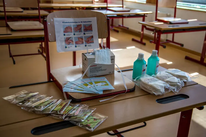 Masken und Desinfektionsmittel liegen in Schulen bereit.