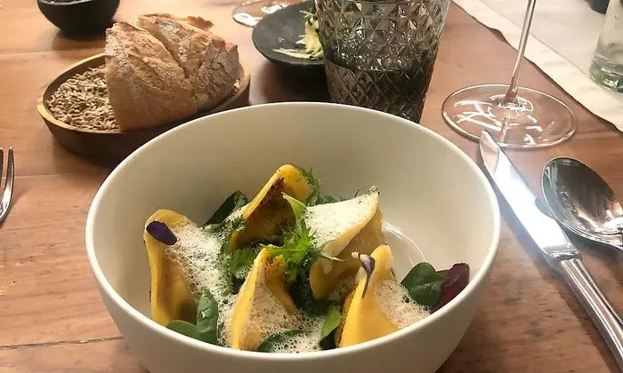 Fein erdacht: Butternusskürbis mit Spinat, Limette und schwarzem Knoblauch und 