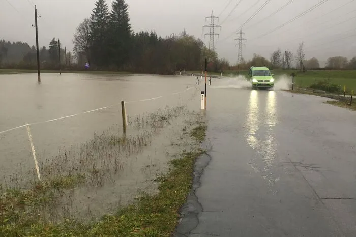 Die Gailtalstraße ist bereits leicht überflutet.